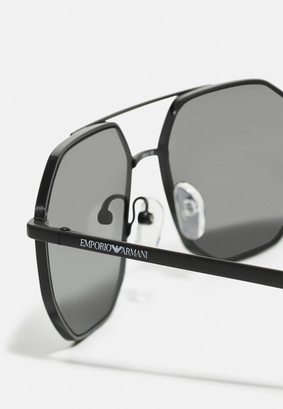 Ochelari de soare dreptunghiulari negri cu lentile întunecate, cadru din metal, tampoane nazale transparente și marcaj "EMPORIO ARMANI" pe braț.