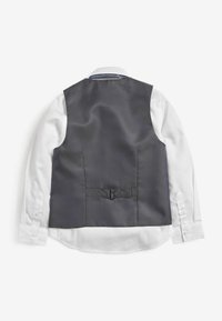 Gilet gris en tissu texturé associé à une chemise blanche à manches longues. Il est doté d'une boucle au dos et de poignets à bouton.