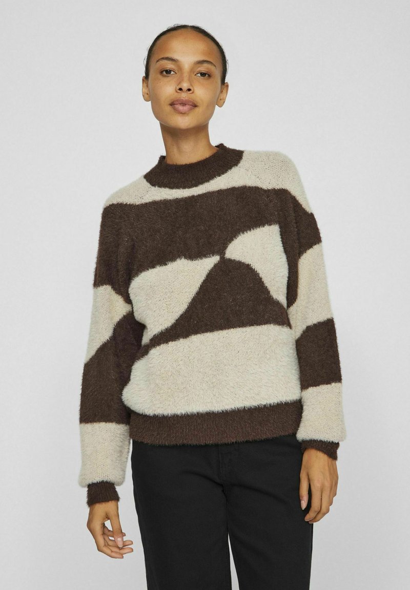 Flauschiger Pullover mit geometrischem Design in Braun und Creme, runder Halsausschnitt und langen Ärmeln.