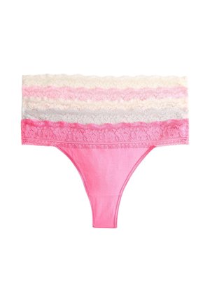 Sæt af fem blondebesatte dame-thongs i pink, hvid, creme og grå nuancer, lagt fladt oven på hinanden på en hvid baggrund.