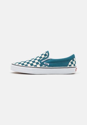 Slip-on sneaker met teal en wit dambord canvas bovenwerk, witte rubberen zool en Vans logo label aan de zijkant.