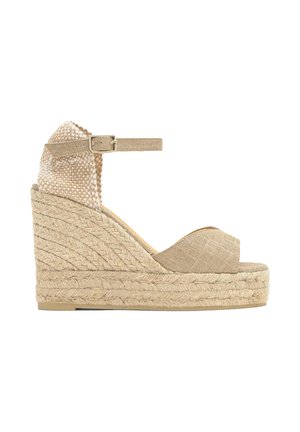 Sandalo espadrillas zeppa beige con plateau in juta intrecciata, cinturino alla caviglia con fibbia e tomaia in tessuto texturizzato.