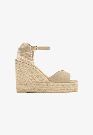Sandalo espadrillas zeppa beige con plateau in juta intrecciata, cinturino alla caviglia con fibbia e tomaia in tessuto texturizzato.
