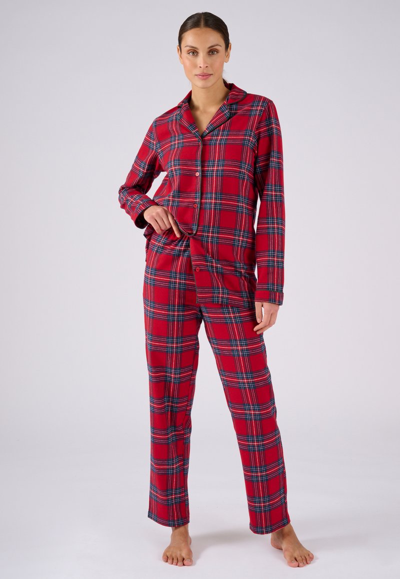 Conjunto de pijama de cuadros rojos con parte superior de manga larga y pantalones a juego. Tejido suave, cierre delantero de botones y patrón de cuadros clásico con acentos azules.