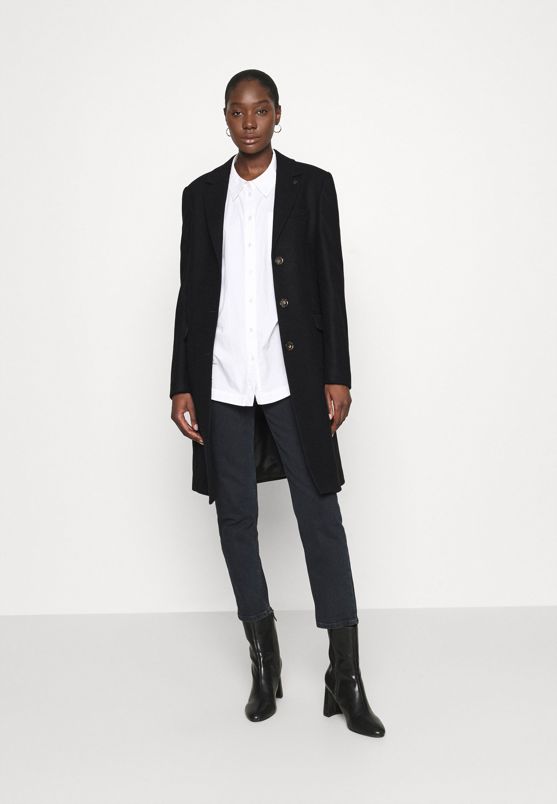 ESSENTIAL Mantel black ESSENTIAL Mantel black