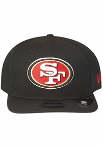 Casquette de baseball noire arborant un logo San Francisco 49ers rouge et blanc bien en vue. Visière rigide, tissu lisse et fermeture snapback ajustable.