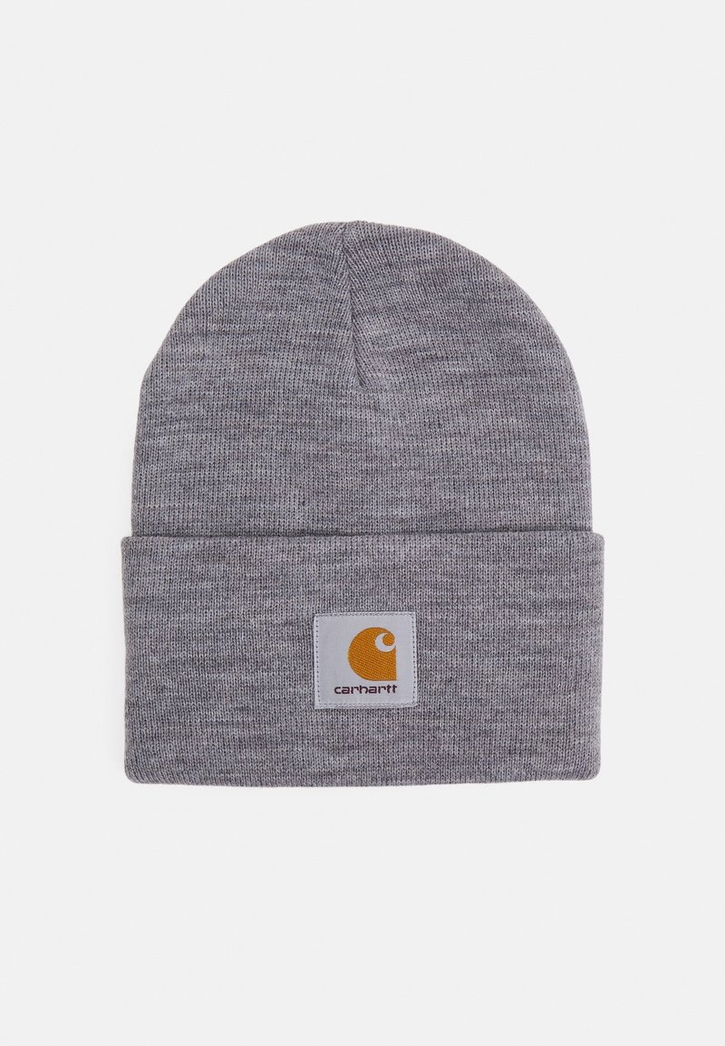 Bonnet en tricot gris avec un revers plié et un patch blanc affichant un logo Carhartt orange au centre devant.