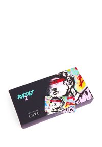 Černá obdélníková krabička s barevným graffiti stylem, na které je ilustrace obličeje. Menší karta je částečně viditelná s podobným designem.