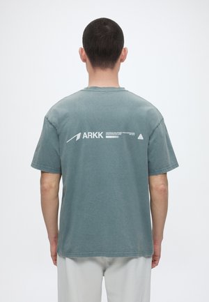 ARKK Copenhagen ARKK LOGO BOXY TEE - Μπλουζάκι με στάμπα - steel
