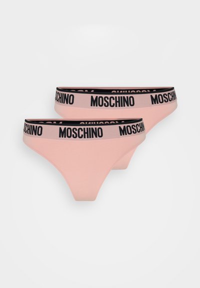 Rozā kokvilnas stringi ar melnu elastīgu jostu, uz kuras ir uzraksts "MOSCHINO" treknā fontā. Vienkārša dizaina ar gludu tekstūru.