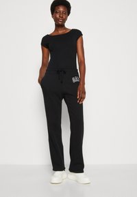 GAP HERITAGE - Tepláky - true black