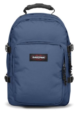 Mochila Eastpak azul hecha de un tejido duradero que cuenta con un asa superior, correas ajustables, un bolsillo frontal y una insignia negra en la parte delantera.