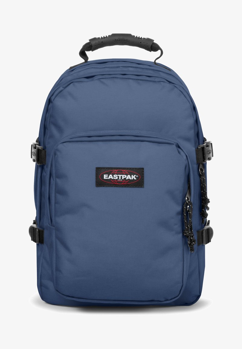 Niebieski plecak Eastpak wykonany z wytrzymałego materiału posiada uchwyt na górze, regulowane ramiączka, przednią kieszeń oraz czarną naszywkę z logo na przodzie.