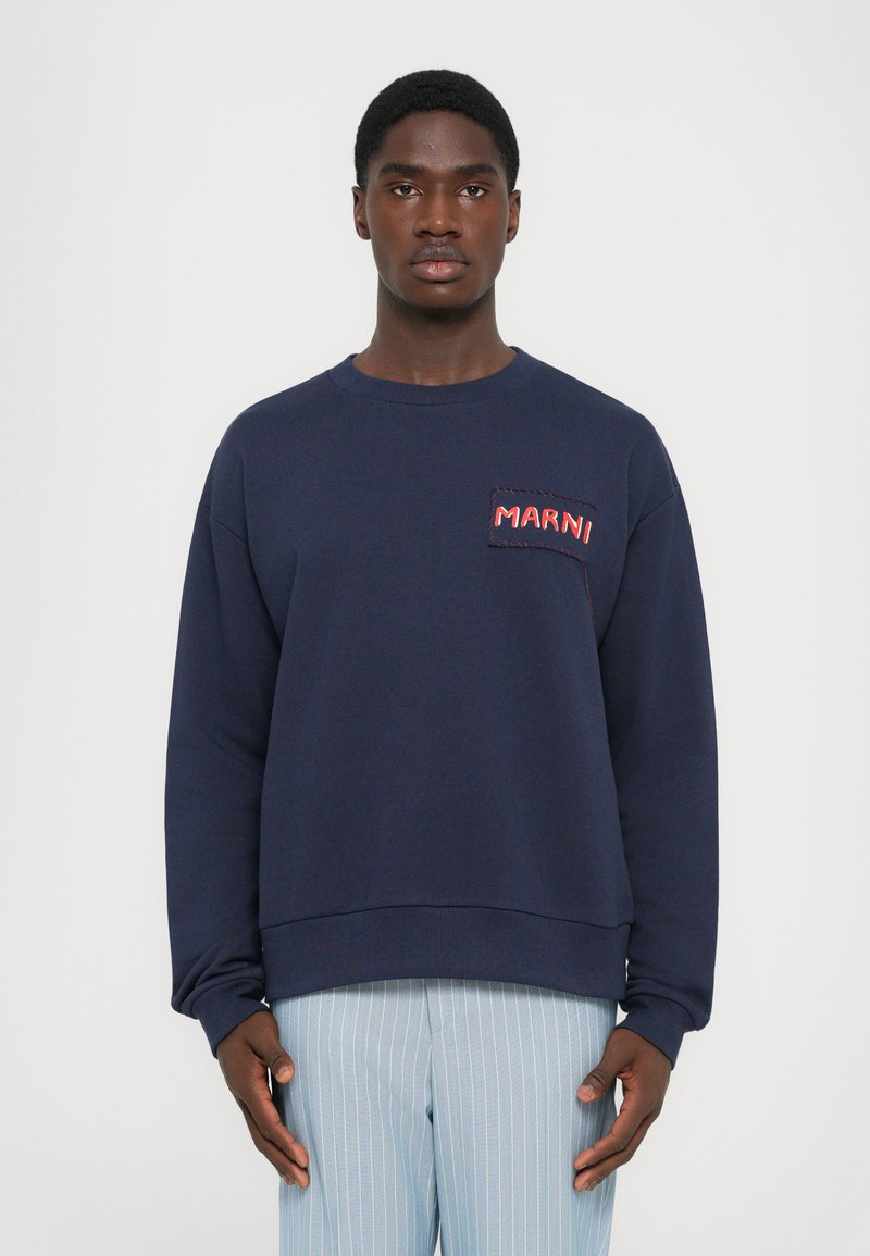 Felpa blu navy con collo rotondo e maniche lunghe, caratterizzata da una tasca quadrata con il testo rosso "MARNI" ricamato su di essa.