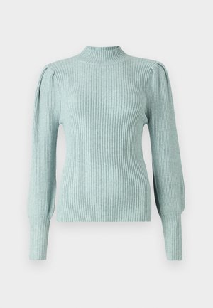 Lys blå ribbet sweater med en mock neck, strukturerede skuldersømme og tætsiddende lange ærmer. Blød tekstur med en strækbar kvalitet.