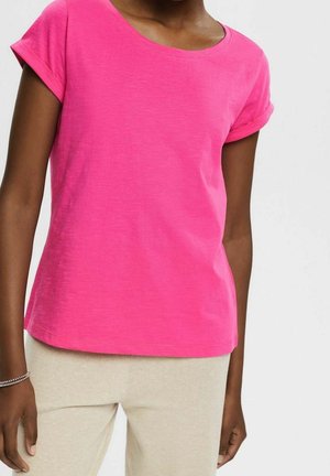T-shirt z krótkim rękawem w jaskrawo różowym kolorze, wykonany z bawełny, z zaokrąglonym dekoltem i podwiniętymi rękawami. Miękka tekstura i luźny krój.
