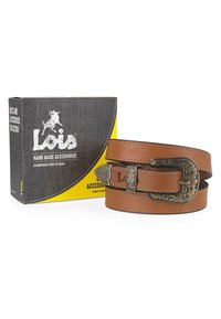 Cinturón de cuero marrón con una hebilla metálica decorativa que presenta un intrincado diseño floral. Empaquetado en una caja con textura de denim y logotipo.