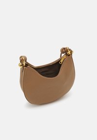 Borsa a tracolla in pelle marrone con una forma curva, dotata di chiusura con zip e hardware in tonalità oro. Textura morbida e interno compatto.