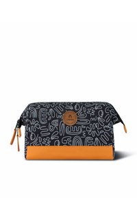 Schwarze Kosmetiktasche mit weißen abstrakten Linienmustern, einem orangenen Lederboden und einem runden Markenpatch auf der Vorderseite. Mit Reißverschlussverschluss.