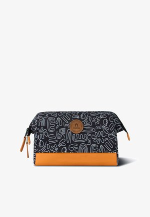 Zwarte cosmetica pouch met witte abstracte lijnpatronen, een oranje leren onderkant en een ronde merkpatch aan de voorkant. Met ritssluiting.