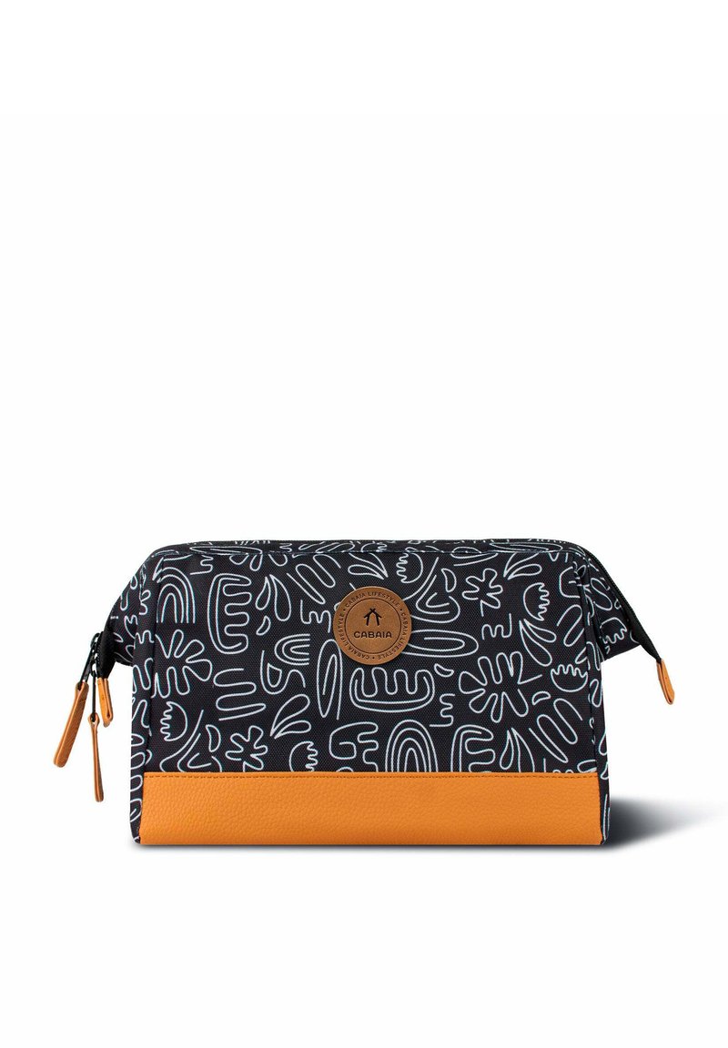 Schwarze Kosmetiktasche mit weißen abstrakten Linienmustern, einem orangenen Lederboden und einem runden Markenpatch auf der Vorderseite. Mit Reißverschlussverschluss.