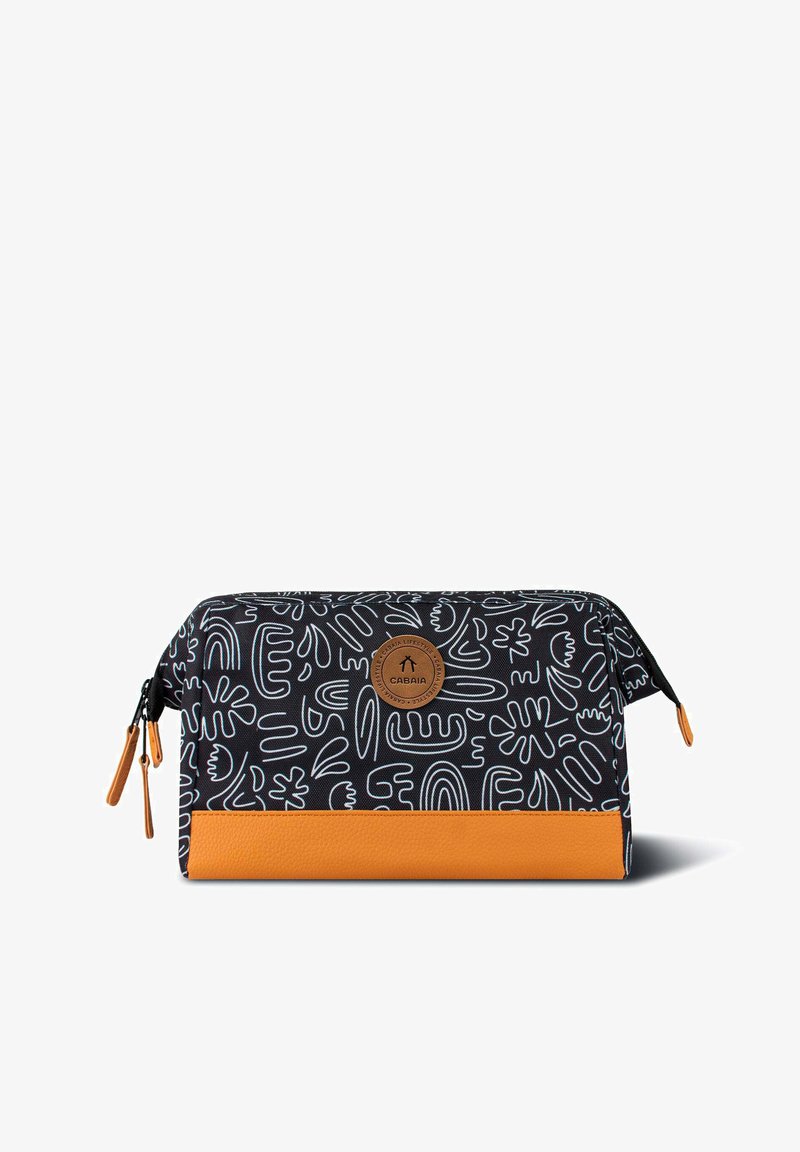 Zwarte cosmetica pouch met witte abstracte lijnpatronen, een oranje leren onderkant en een ronde merkpatch aan de voorkant. Met ritssluiting.