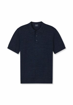 Dunkel marineblaues Poloshirt mit kurzen Ärmeln, drei Knöpfen und Kragen, flach auf einem weißen Hintergrund liegend.