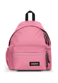 Mochila Eastpak rosa con parte superior redondeada, bolsillo frontal con cremallera, cremalleras negras y un asa superior para llevar. Fabricada con un tejido duradero de textura suave.