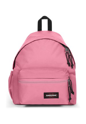 Mochila Eastpak rosa con parte superior redondeada, bolsillo frontal con cremallera, cremalleras negras y un asa superior para llevar. Fabricada con un tejido duradero de textura suave.