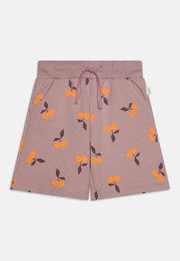 Shorts laget av myk stoff i støvrosa med oransje kirsebærtrykk og mørkegrønne blader. Har elastisk midjebånd og frontlommer.