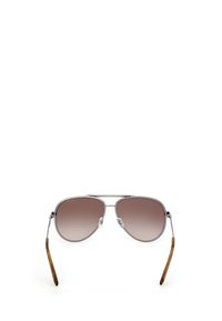 Gafas de sol estilo aviador con lentes marrones degradados, marco de metal plateado y brazos texturizados en marrón, con almohadillas nasales transparentes y un diseño elegante.