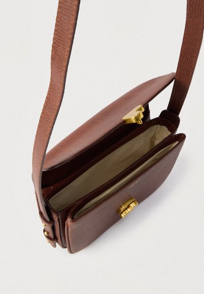 Καφέ τσαντάκι από δέρμα με υφή, με χρυσό κούμπωμα, διαθέτει εσωτερικό διαμέρισμα και μακρύ λουρί για φορεσιά χιαστί.