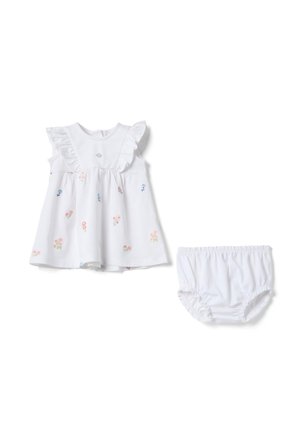 Robe blanche pour bébé avec des manches à volants et de petits imprimés floraux, accompagnée d'une culotte couche blanche unie avec taille élastique.