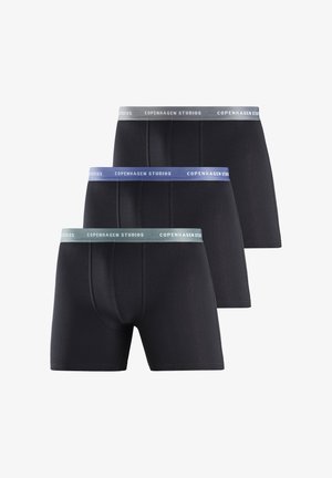 Schwarze Baumwollboxer-Briefs im Dreierpack mit elastischen Taillenbünden in Hellgrau, Blau und Grün mit dem Logo "COPENHAGEN STUDIOS".