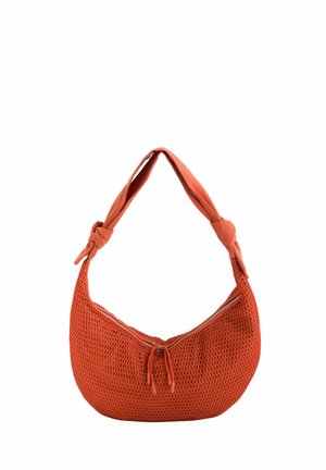 Pomarańczowa, teksturowana torebka na ramię w kształcie półksiężyca z węzłowym paskiem z tkaniny i górnym zamkiem błyskawicznym.