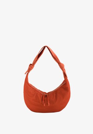 Bolso de hombro texturizado en forma de media luna color naranja con correa de tela anudada y cierre superior con cremallera.