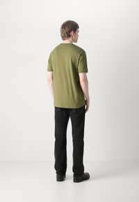 HUGO DIRAGOLINO - Lihtne T-särk - open green