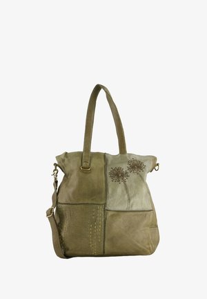 Sac fourre-tout en cuir vert avec un design en patchwork, mettant en avant des broderies florales, des surfaces texturées et une section perforée. Anse réglable.
