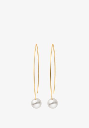 Boucles d’oreilles longues et fines en forme de goutte en or, chacune ornée d’une seule perle blanche ronde à l’extrémité, présentées sur fond blanc.