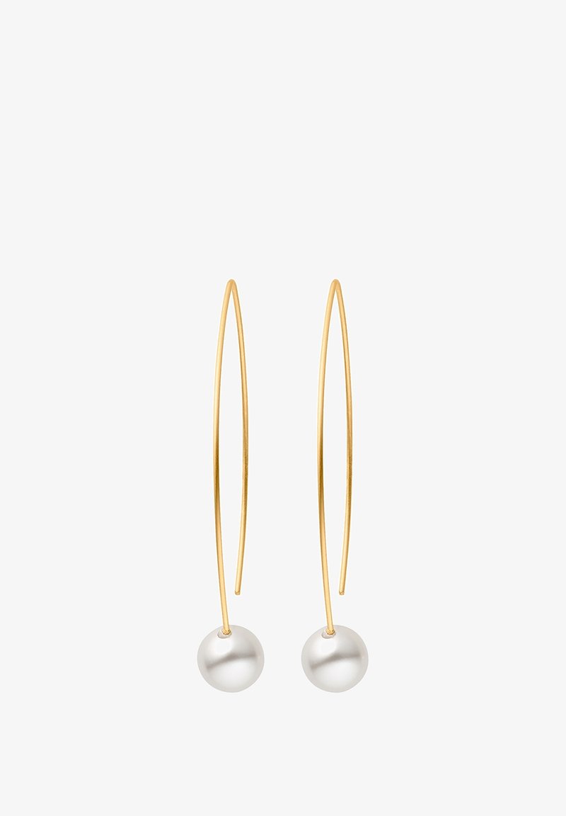 Boucles d’oreilles longues et fines en forme de goutte en or, chacune ornée d’une seule perle blanche ronde à l’extrémité, présentées sur fond blanc.