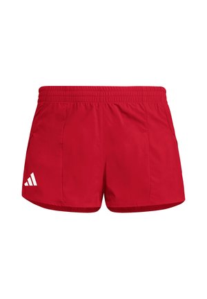 Pantalones cortos deportivos rojos con cinturilla elástica y logotipo blanco en la pierna izquierda, sobre un fondo blanco liso.