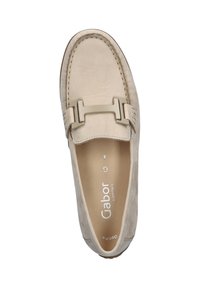 Beige leren loafers met een platte zool, gestikte details en een prominente decoratieve gesp over de bovenkant. Gladde textuur. Gabor comfort branding.