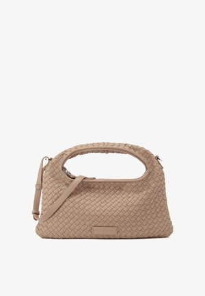 Sac à main en cuir tissé beige avec poignée ovale découpée et bandoulière réglable, patch de marque rectangulaire à l'avant.