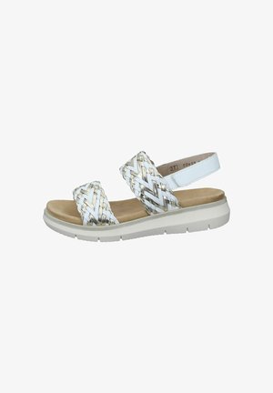 Sandales blanches tressées avec des accents métalliques ; design ouvert, deux larges brides, semelle intérieure rembourrée et semelle en caoutchouc texturée pour une adhérence.