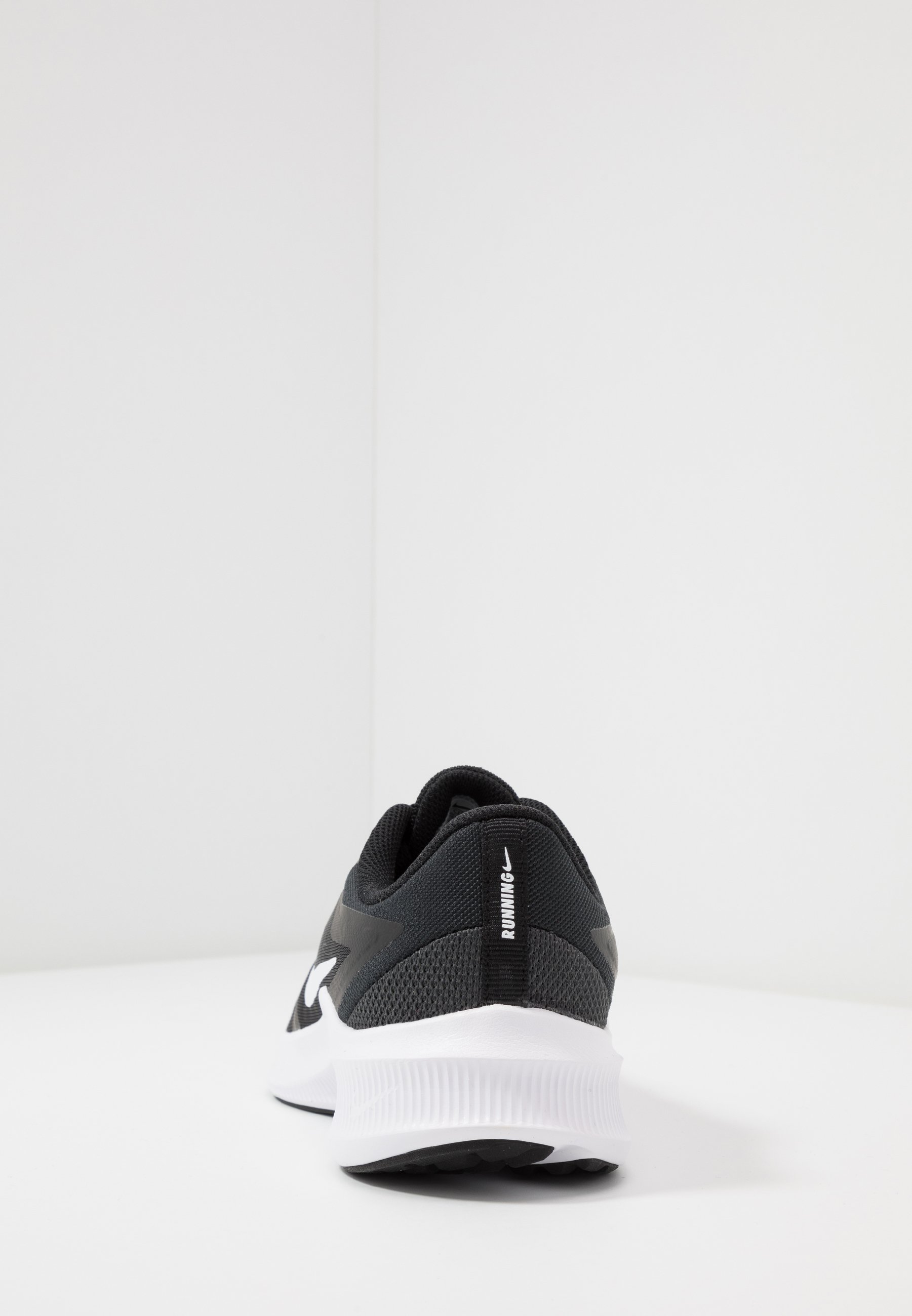 lebron 16 noir et or