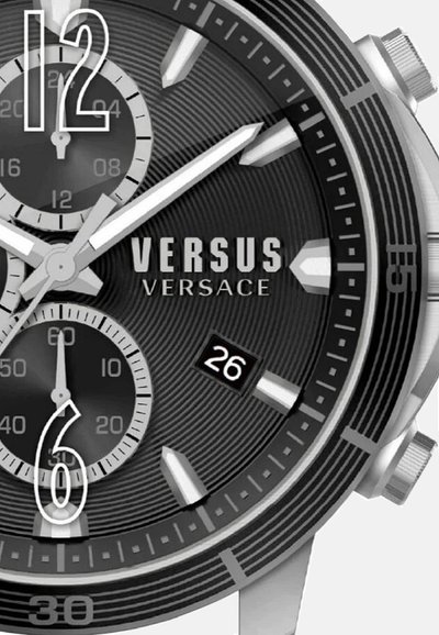 Cadran de montre Black Versus Versace avec aiguilles argentées, trois sous-cadrans, fenêtre de date affichant le 26 et index horaires argentés.
