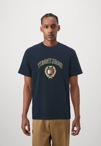 Tommy Jeans GOLD CREST TEE - Camiseta estampada - dark night navy