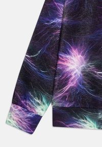 Sudadera de forro polar con un patrón abstracto multicolor en púrpura, rosa y verde azulado sobre un fondo negro. Incluye puños de canalé.