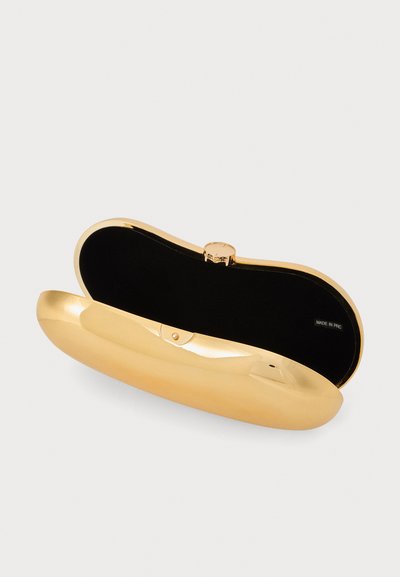 Clutch din metalizată aurie, cu un finisaj neted și lucios, formă rotundă și interior negru; prezintă un sistem de închidere cu clemă în partea de sus.
