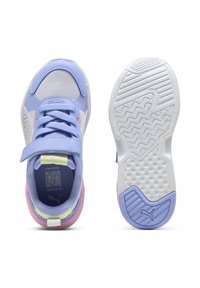 Sneakers in mesh blu con accenti bianchi e rosa. Caratteristiche includono una fascia in velcro, suola testurizzata e logo visibile sul tallone.